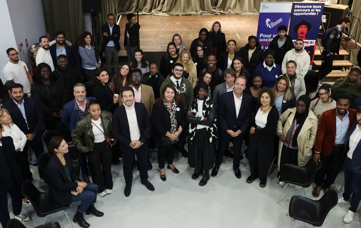 Photo de groupe des signataires de la Charte Talents de France